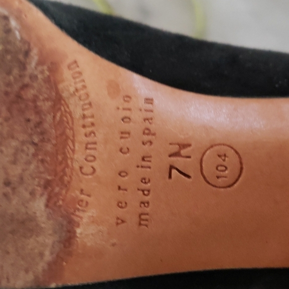 Evan Picone ATLANTIS Sexy Gorgeous Black Suede Gold Trim Pumps 7AA  In Box EUC - Picture 2 of 16